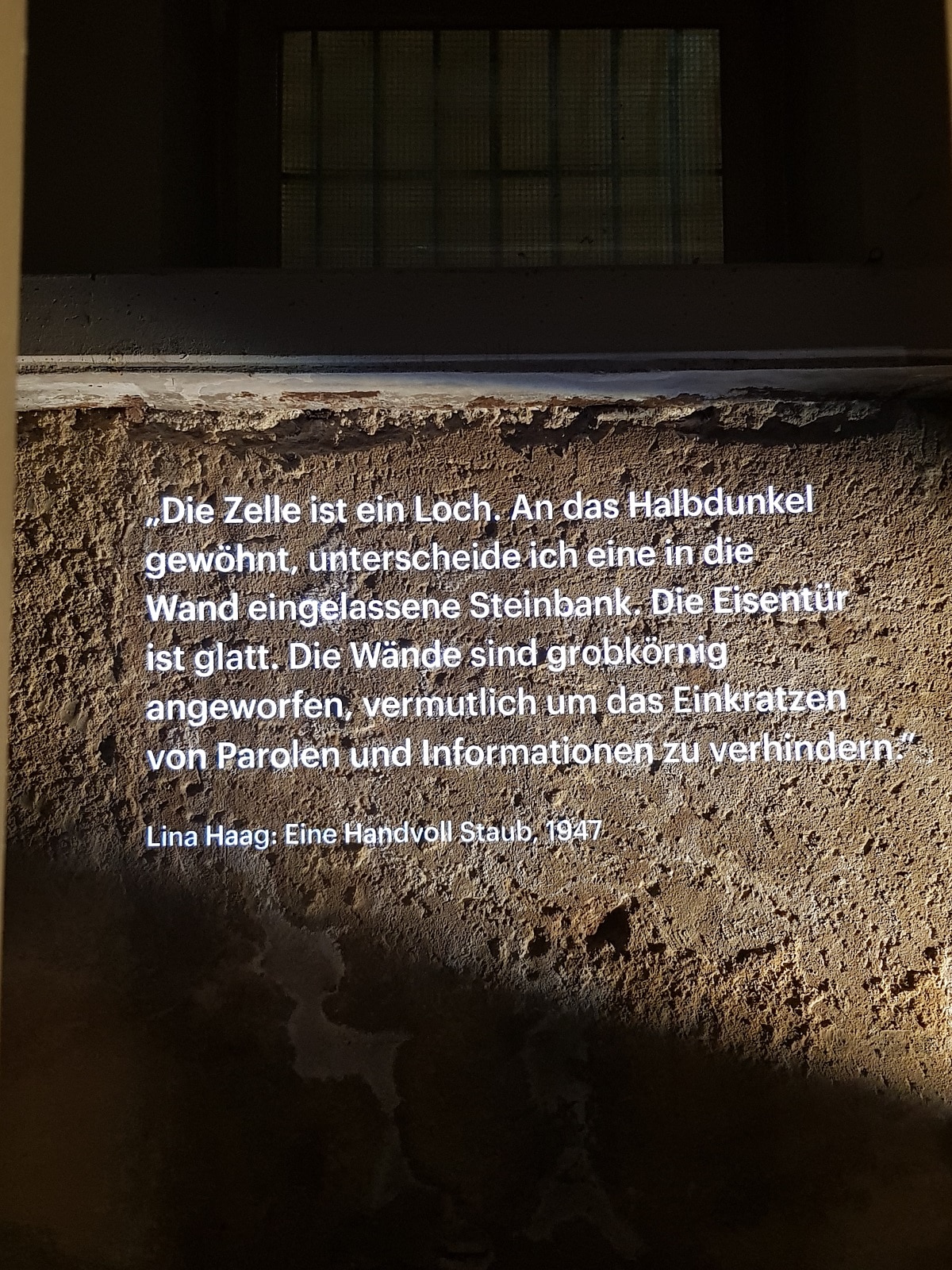 Zeitfenster zur alten Kellerwand mit Lina Haags Beschreibung