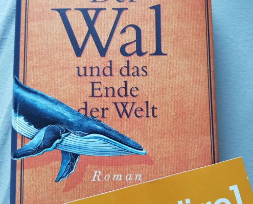 Cover und eine Lesezeichen, das eine Frage thematisiert