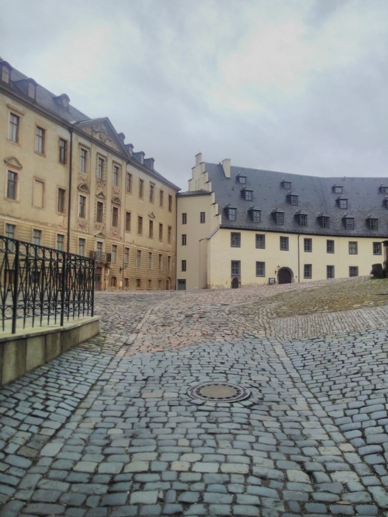 Schloss Altenburg - Eingang großer Schlosshof